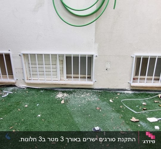 התקנת סורגים ישרים ממתכת בצבע לבן בחלונות קומת קרקע